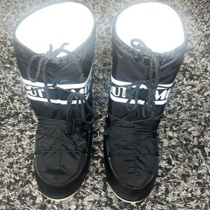Moon boots great quality only wore them one time !!